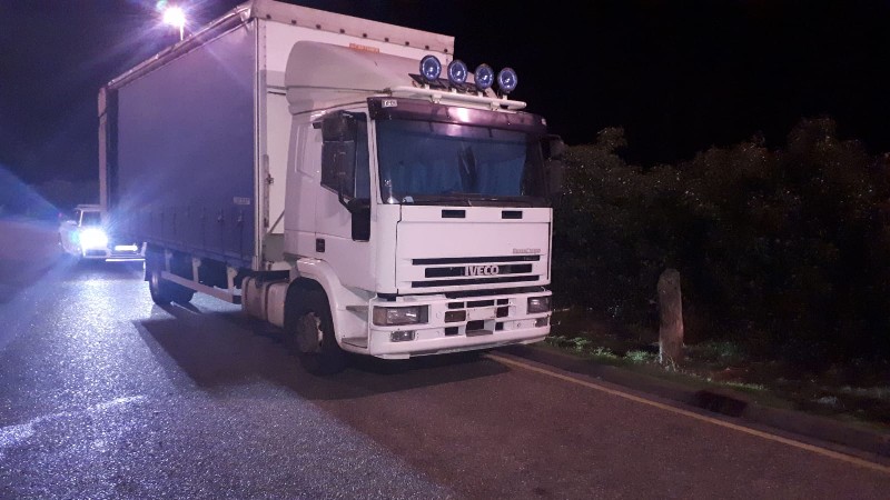 Vairuotojas sutrukdė krovinio iš sunkvežimio vagystę. Ir visa tai dėka kolegų iš automobilių stovėjimo aikštelės pagalbos
