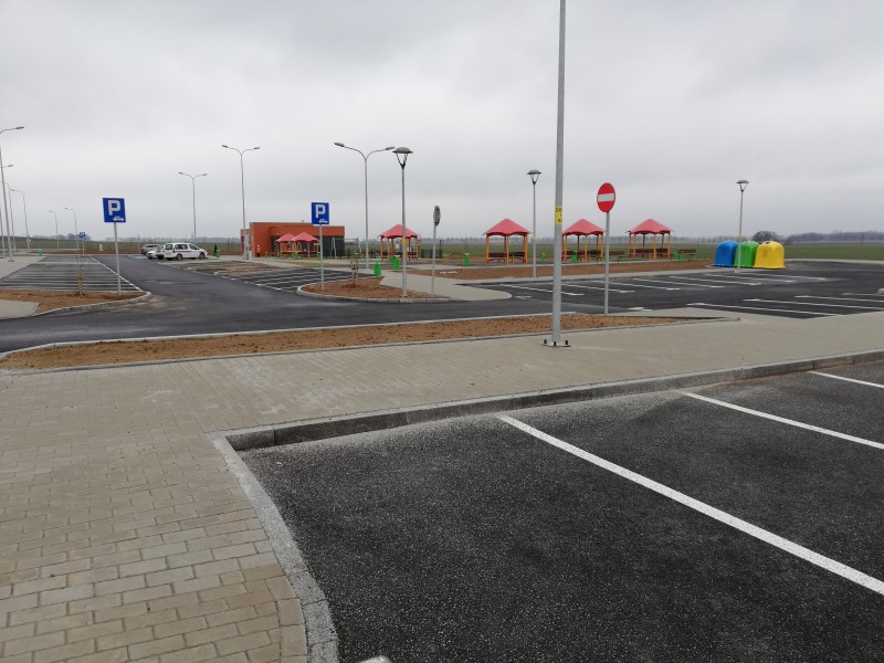 Dwa Miejsca Obsługi Podróżnych powstały przy drodze ekspresowej S3 w rejonie Jawora na Dolnym Śląsku. Do dyspozycji kierowców udostępniono MOP-y Jawor Zachód i Jawor Wschód. Na razie oba mają kategorię I i są wyposażone m.in. w miejsca parkingowe, sanitariaty i urządzenia wypoczynkowe. Dzierżawca PKN Orlen, który jest dzierżawcą, ma 18 miesięcy na ich rozbudowę. Docelowo MOP Jawor Zachód będzie mieć kat. II, co pozwoli na wybudowanie tam stacji paliw. Z kolei MOP Jawor Wschód będzie zyska kat. III, dzięki czemu oprócz parkingu i dystrybutorów paliwa znajdą się tam obiekty noclegowe. Fot. gddkia.gov.pl