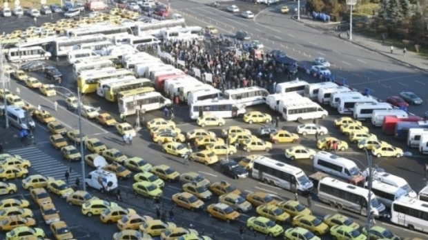 Transportatorii anunță noi proteste mâine în faţa Guvernului