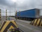 Dzisiaj rozpoczyna się likwidacja nieczynnego punktu poboru opłat na autostradzie A2 w Pruszkowie. Robotnicy zdemontują siedem wysp segregacyjnych i wyremontują nawierzchnię. Prace potrwają do 30 czerwca. Po tym czasie do dyspozycji kierowców będą dwie jezdnie po dwa pasy ruchu w obu kierunkach, dzięki czemu ruch będzie się odbywał płynnie. Przypomnijmy, że A2 na trasie od węzła Łódź Północ do granicy z woj. mazowieckim będzie miała po trzy pasy w każdym kierunku. Kierowcy trzypasmową autostradą pojadą w połowie 2025 r., kiedy zakończą się prace polegające na poszerzeniu trasy. Fot. gddkia.gov.pl