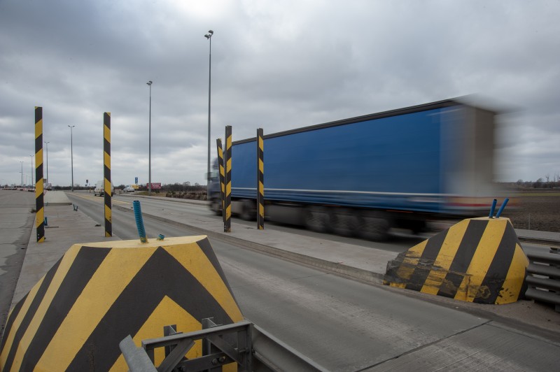 Dzisiaj rozpoczyna się likwidacja nieczynnego punktu poboru opłat na autostradzie A2 w Pruszkowie. Robotnicy zdemontują siedem wysp segregacyjnych i wyremontują nawierzchnię. Prace potrwają do 30 czerwca. Po tym czasie do dyspozycji kierowców będą dwie jezdnie po dwa pasy ruchu w obu kierunkach, dzięki czemu ruch będzie się odbywał płynnie. Przypomnijmy, że A2 na trasie od węzła Łódź Północ do granicy z woj. mazowieckim będzie miała po trzy pasy w każdym kierunku. Kierowcy trzypasmową autostradą pojadą w połowie 2025 r., kiedy zakończą się prace polegające na poszerzeniu trasy. Fot. gddkia.gov.pl
