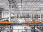 Centrum logistyczne Zalando w Gardnie pod Szczecinem pracuje już pełną parą. Obiekt o powierzchni 130 tys. mkw wyposażony jest w dwie pięciopoziomowe wieże wysokiego składowania, które mogą pomieścić do kilkunastu milionów sztuk towaru oraz cztery sortery, automatycznie rozdzielające produkty pod każde zamówienie. Pracuje tam blisko 1200 osób. Jak się dowiedzieliśmy od firmy, “obiekt może obsługiwać dostawy Zalando do klientów z wszystkich 17 europejskich rynków (obecnie 26 milionów konsumentów)”. “Aktualnie skupiamy się na jak najlepszej obsłudze naszych klientów z Polski, krajów skandynawskich i Niemiec, ale także Austrii, Szwajcarii i Czech” – podaje firma. Zalando ma obecnie osiem centrów logistycznych, na pięciu rynkach. W najbliższym czasie planuje otwarcie kolejnych – łącznie będzie ich 11. Będą one w stanie zabezpieczyć sprawną obsługę zamówień na wszystkich 17 rynkach, na których działa Zalando. W Polsce będą trzy centra logistyczne.