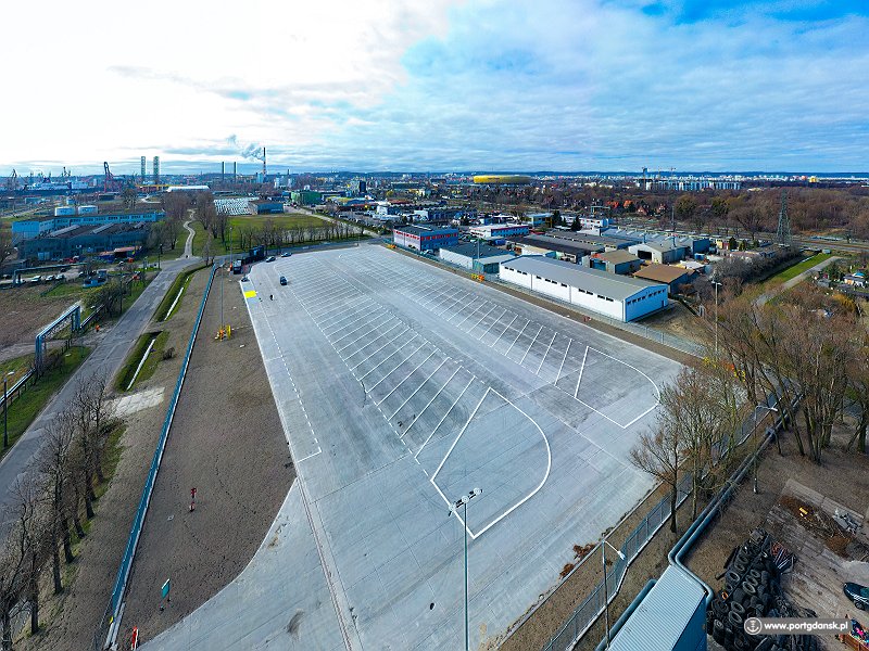 Otwarto pierwszy z czterech, długo wyczekiwanych, parkingów buforowych na terenie Portu Gdańsk. Parking przy ul. Śnieżnej pomieści 62 ciężarówki. Jest ogrodzony, oświetlony i monitorowany. Wjazdy wyposażono w szlabany obsługiwane przez pracowników ochrony. Zadbano o to, by na terenie parkingu znalazła się poczekalnia dla kierowców, prysznice oraz toalety. Co ważne, do czasu aż Port Gdańsk nie wdroży jednolitego systemu awizacji trucków, kierowcy mogą korzystać z nowych miejsc parkingowych bezpłatnie na podstawie awizacji elektronicznej. Koszt inwestycji to 5,5 mln zł. Fot. portgdansk.pl