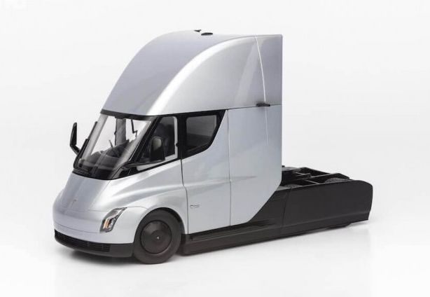 Elektromobilių gamintojas “Tesla” pristatė dar vieną elektrinio vilkiko Semi versiją. Šį kartą – 1:24 masto modelį. Jis sukurtas griežtai laikantis to paties modelio, kuris buvo naudojamas kuriant vilkiką. Modelis kainuoja 220 Eur.