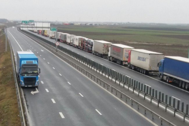 Bulgaria: Creșterea timpilor de așteptare la punctul de trecere de la Ruse, cu oprirea temporara a circulației camioanelor