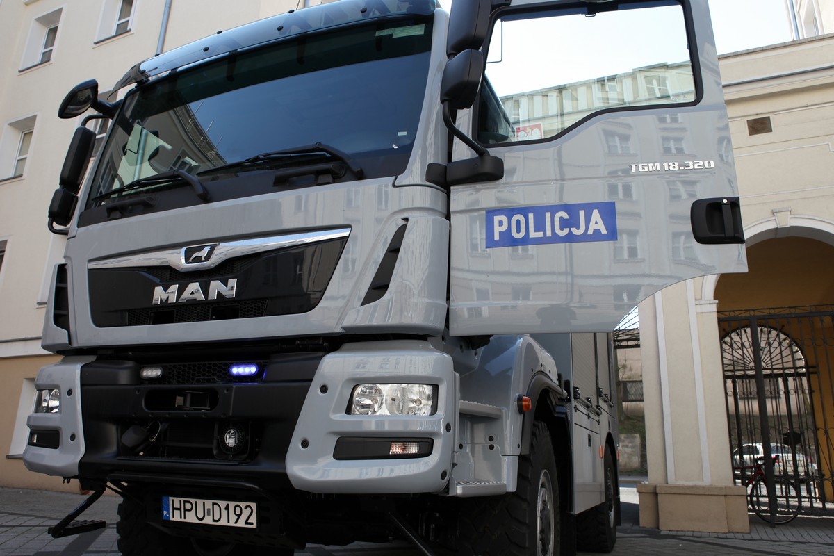 Policjanci z Wielkopolski dostali nowe samochody. Co ciekawe jest wśród nich także ciężarówka. To MAN TGM 18.320, który trafił do Samodzielnego Pododdziału Kontrterrorystycznego Policji w Poznaniu. Pojazd do zadań specjalnych wyposażony jest w kontener do transportu materiałów wybuchowych. Koszt tej wyspecjalizowanej ciężarówki to blisko 3 mln zł. Fot. wielkopolska.policja.gov.pl