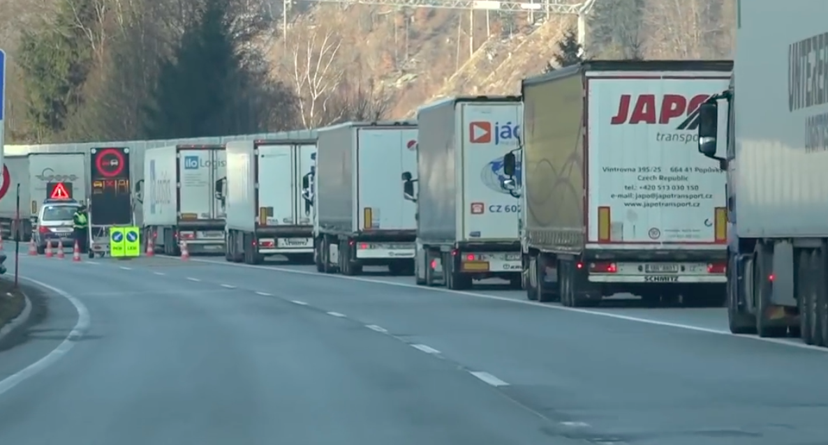 A tiroli rémálom folytatódik. Ma 10 km hosszú a kamionsor.