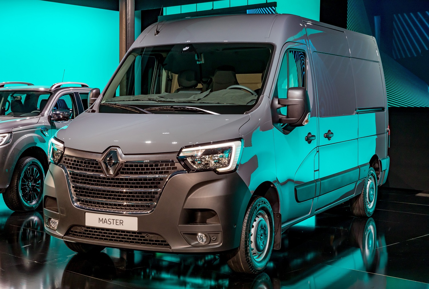 Renault odświeża model Master. Zobacz, jak teraz prezentuje się dostawczak