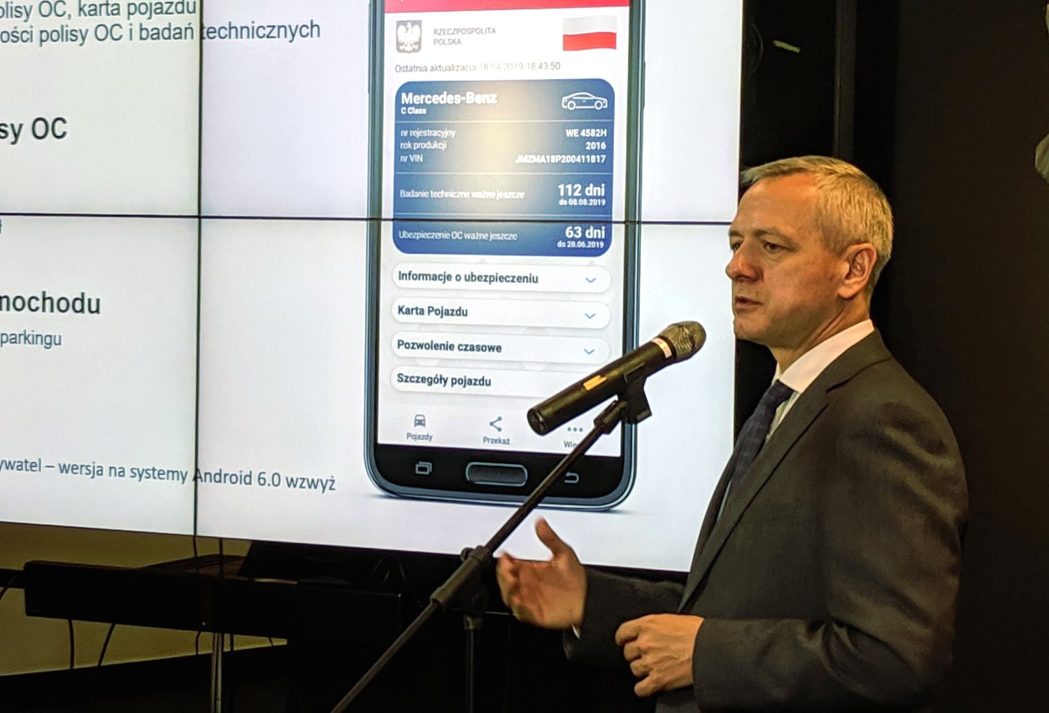Dane z dowodu rejestracyjnego na smartfonie. Resort cyfryzacji uruchomił mPojazd