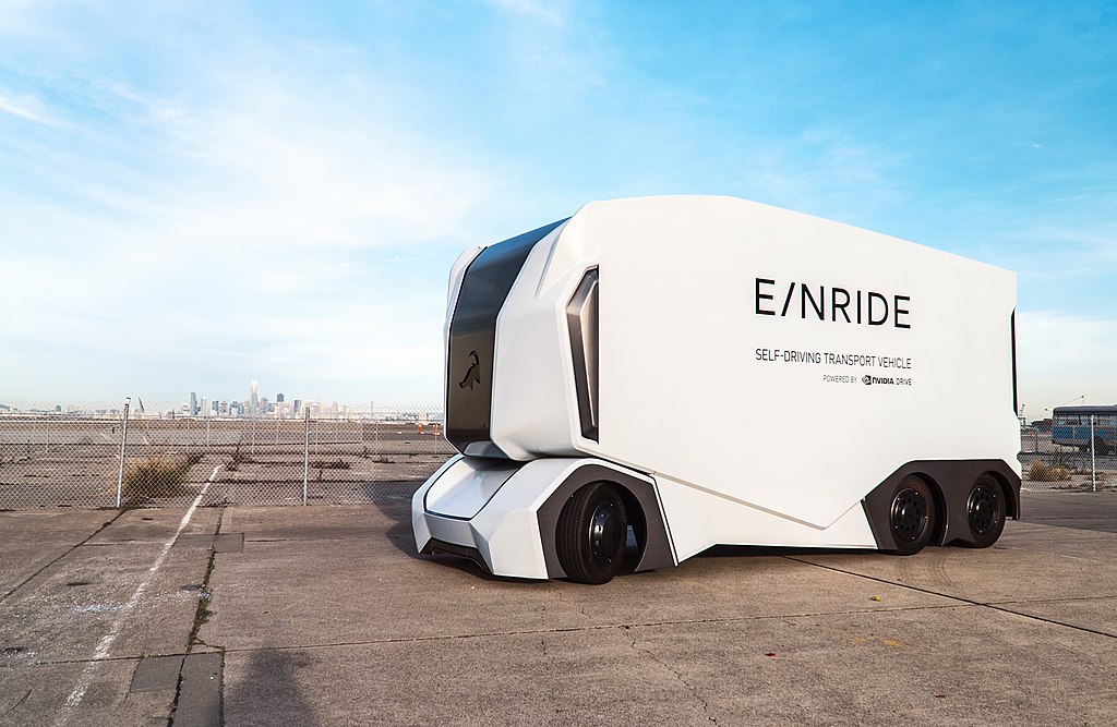 Išduotas leidimas naudoti keliuose 26 tonų autonominį sunkvežimį. Švediško „Einride” startuolio T-Pod sunkvežimis be kabinos gavo valstybinius numerius ir gali važinėti Švedijos keliais. Tai pirmasis istorijoje autonominis sunkvežimis, kuriam išduotas leidimas važinėti viešaisiais keliais. Sunkvežimis važinės iš „DB Schenker“ logistikos centro Jönköpinge į 150 km į rytus esantį Geteborgo uostą. Nuotr. Wikimedia/Linneakornehed CCA-SA 4.0 International