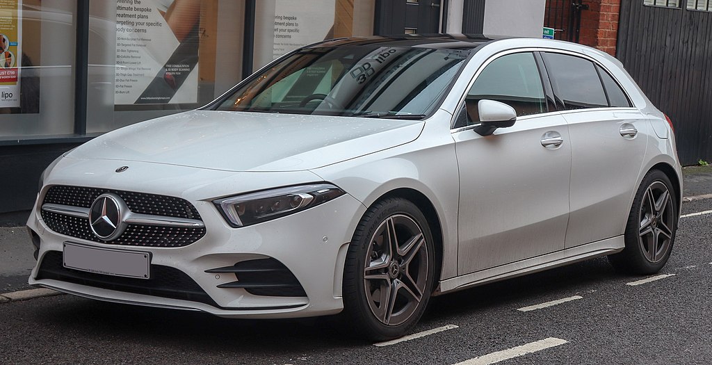 100 Mercedes személyautó a járművezetőknek. Egy belga fuvarozó cég így mutatja ki a megbecsülését