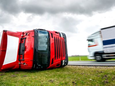 Vajon a szállítmányozó felel-e a kárért, ha a teherautót a szél borította fel? A német bíróság ítélete megszületett
