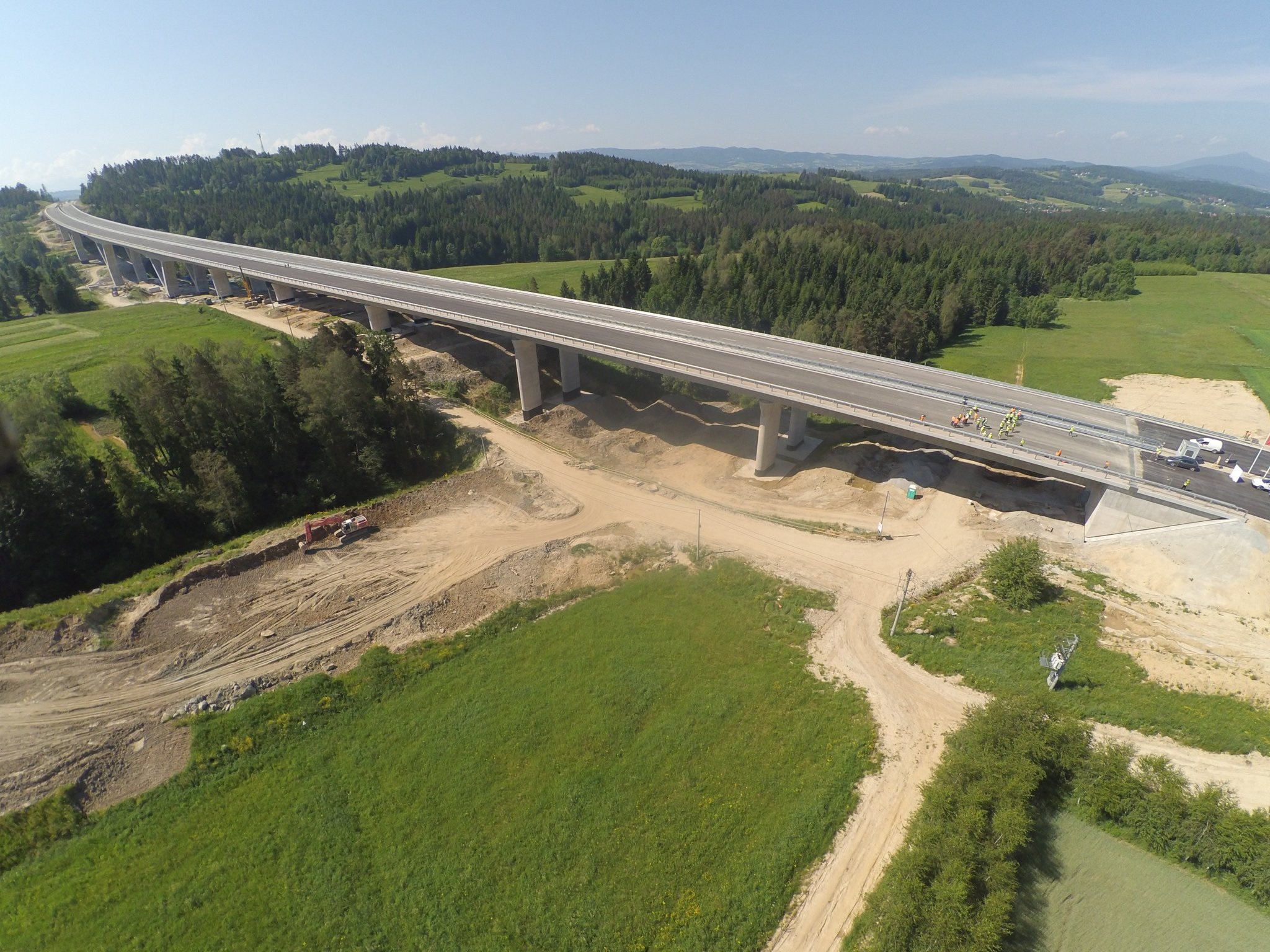 Po kilku dniach próbnych obciążeń największej estakady na odcinku drogi ekspresowej S7 (Lubień – Rabka Zdrój), Generalna Dyrekcja Dróg Krajowych i Autostrad poinformowała wczoraj, że testy wypadły pomyślnie. Przez wiadukt na nowej zakopiance przejeżdżały ciężarówki w obu kierunkach, z różnymi prędkościami, także pokonując sztuczny próg (w celu wymuszenia drgań konstrukcji). Drogowcy przeprowadzili też próby statyczne, podczas których 8 załadowanych pojazdów ciężarowych stało na estakadzie, by sprawdzić zachowanie obiektu pod dużym obciążeniem. Fot. GDDKiA/B. Potasiewicz