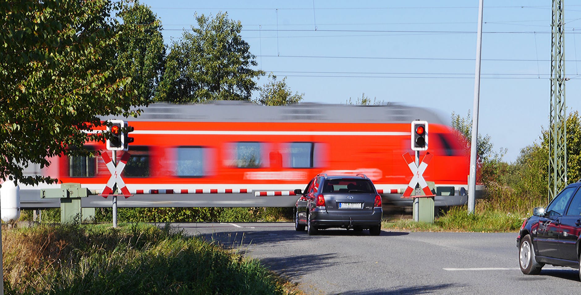 Będzie więcej mandatów za wykroczenia na przejazdach kolejowych. Staną przy nich nowe fotoradary