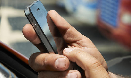 Guvernul adoptă noi reglementări privind folosirea telefonului mobil la volan