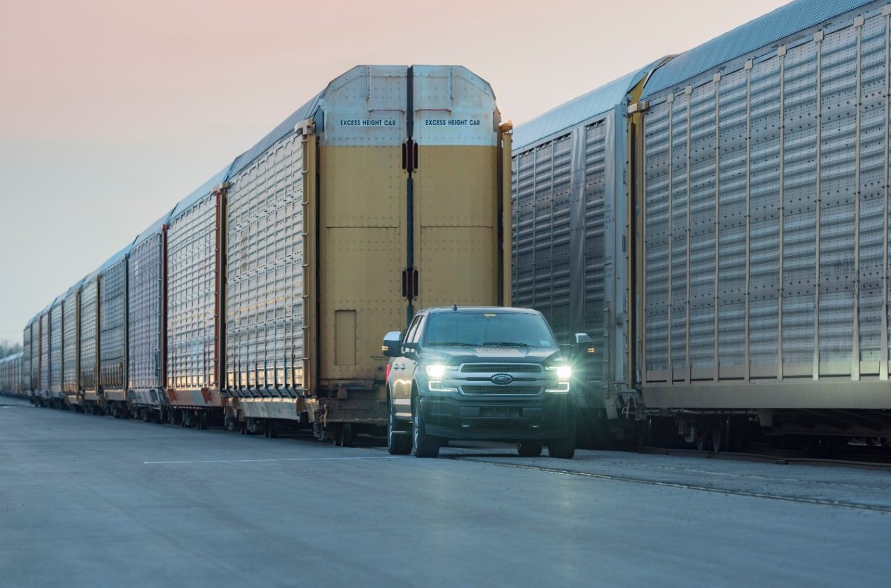 Elektryczny pickup pociągnął bez problemu… 10 załadowanych wagonów