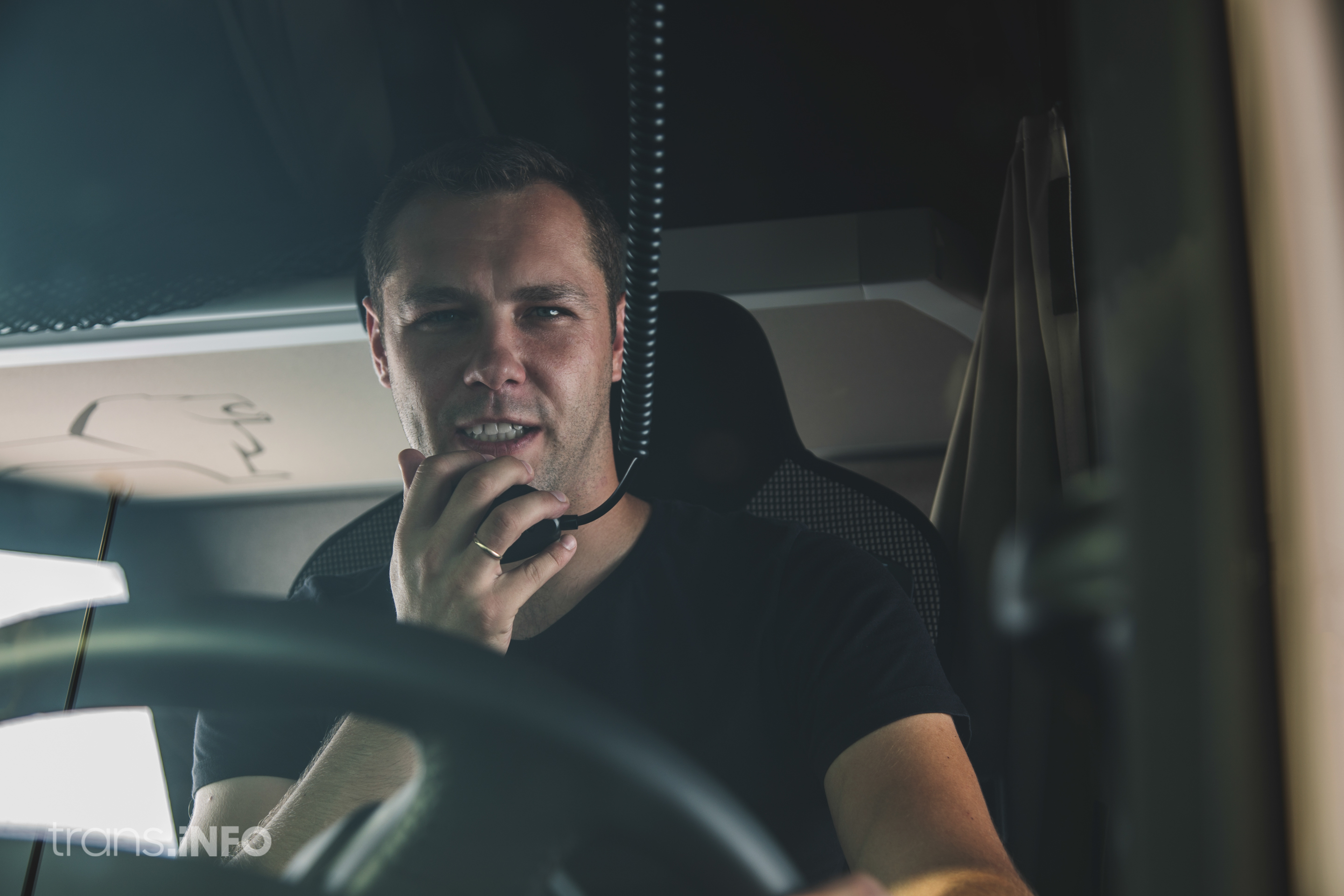 Szerb megoldás a sofőrhiányra: 18 éveseket a teherautó volánja mögé!