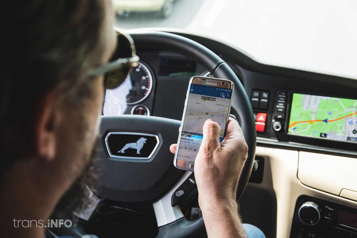 Už telefoną rankose nubausta beveik 26 tūkst. vairuotojų