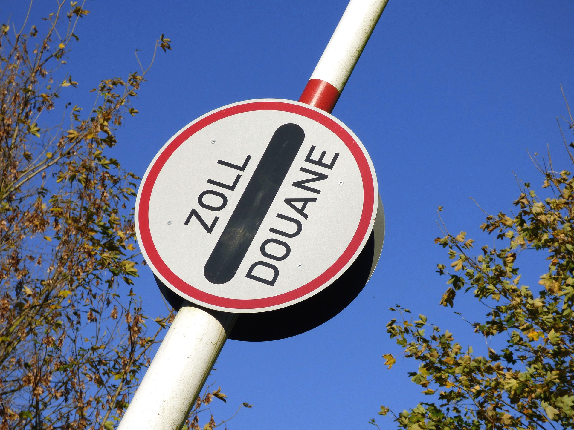 Karuzela z wartością celną importowanych towarów. Czy wliczać do niej koszty transportu i magazynowania?