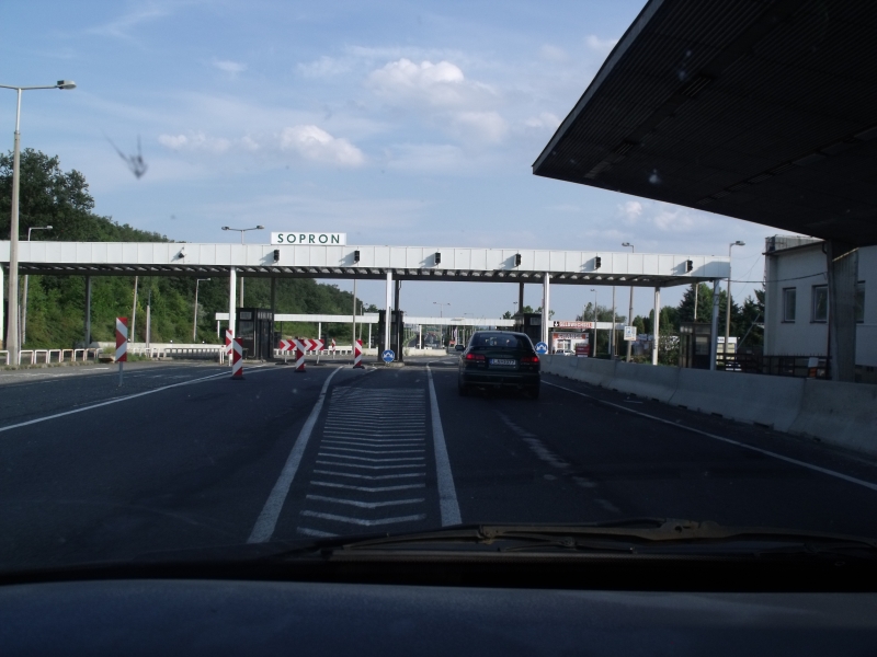 A soproni és kópházi határátkelőnél betiltották teherforgalmat