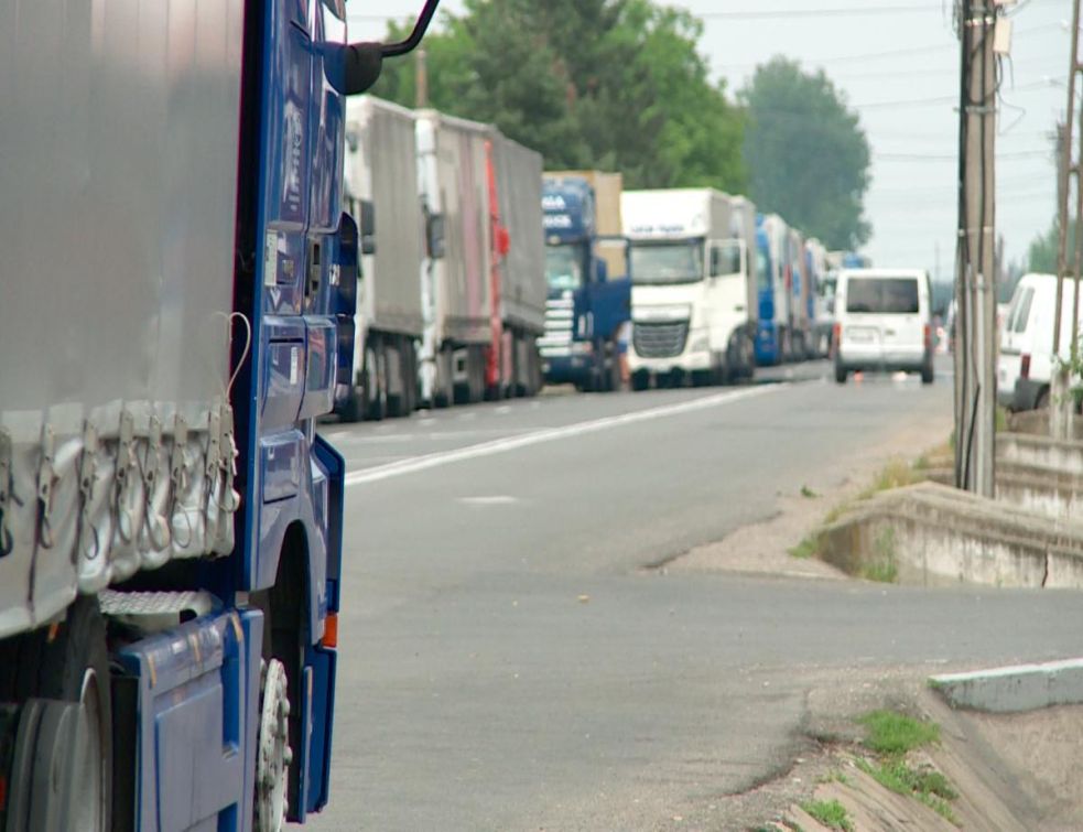 Cozi record la granița cu Ungaria. Transportatorii români amenință cu proteste