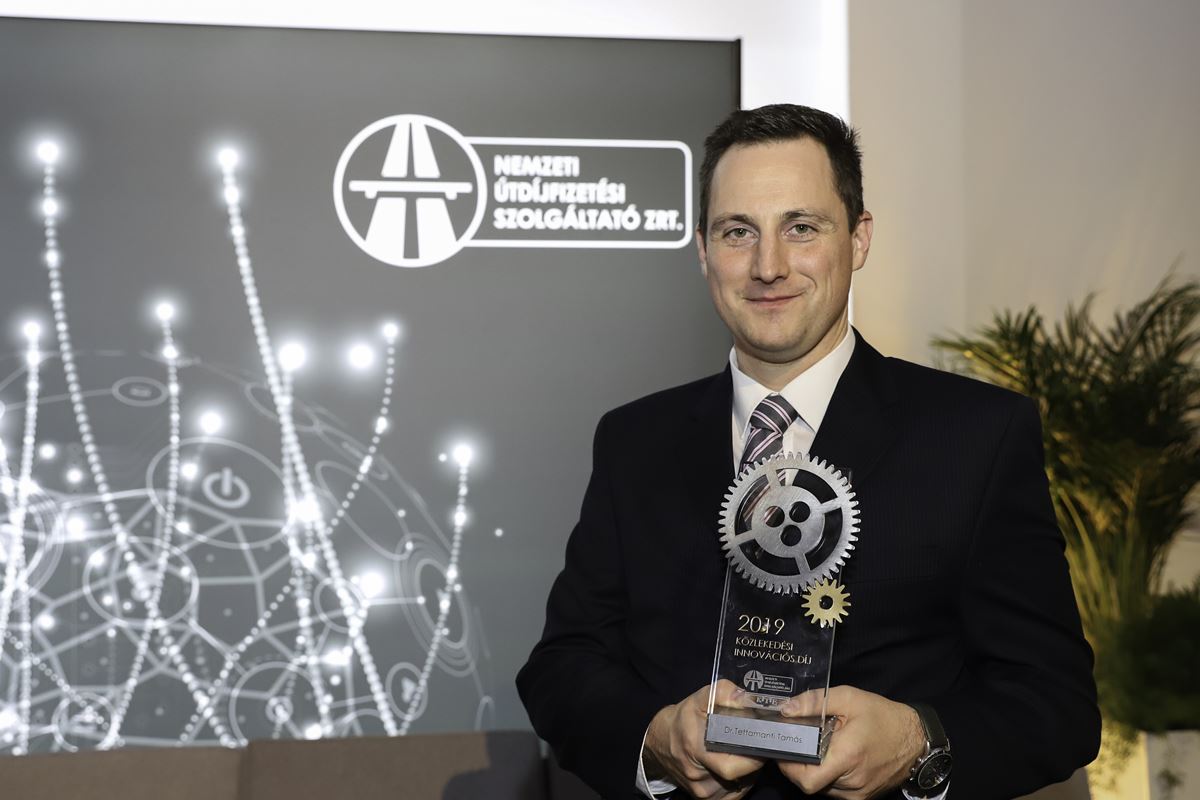 Vezeték nélküli forgalmi jelzőlámpa fejlesztője kapta az első Közlekedési Innovációs Díjat