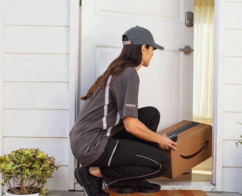 „Vágj át a 4-sávos úton” Az Amazon algoritmusa arra kényszeríti a futárokat, hogy gyalogosan fussanak a csomagokkal
