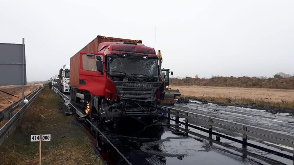 Wskutek zderzenia dwóch ciężarówek, droga krajowa nr 1 na wysokości miejscowości Mykanów na północ od Częstochowy jest całkowicie zablokowana. Na drogę wylał się płynny asfalt, który wiozła jedna z ciężarówek. Z relacji w mediach społecznościowych wynika, że policja zorganizowała objazdy zablokowanego odcinka. Około godz. 9 zator na DK 1 od strony Piotrkowa miał ponad 5 km. Sytuację komplikuje fakt, że w tym rejonie trwa przebudowa krajowej „jedynki”. Fot. Auto Centrum Pomoc Drogowa Rajek/Facebook