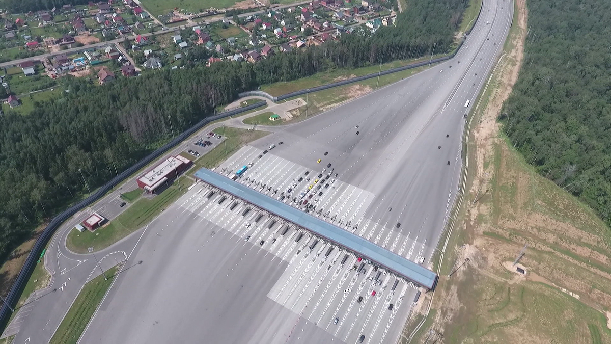 Az új autópálya Moszkva és Szentpétervár között már megnyílt. A 720 km-t 6,5 óra alatt lehet megtenni.