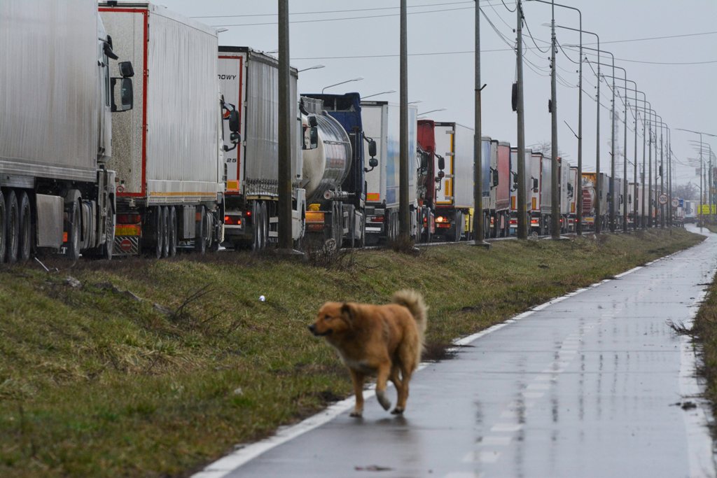 Hungarian police say: 5-hour-long queues at the borders are not their fault. Still, there are congestions at the Romanian and Serbian crossing.