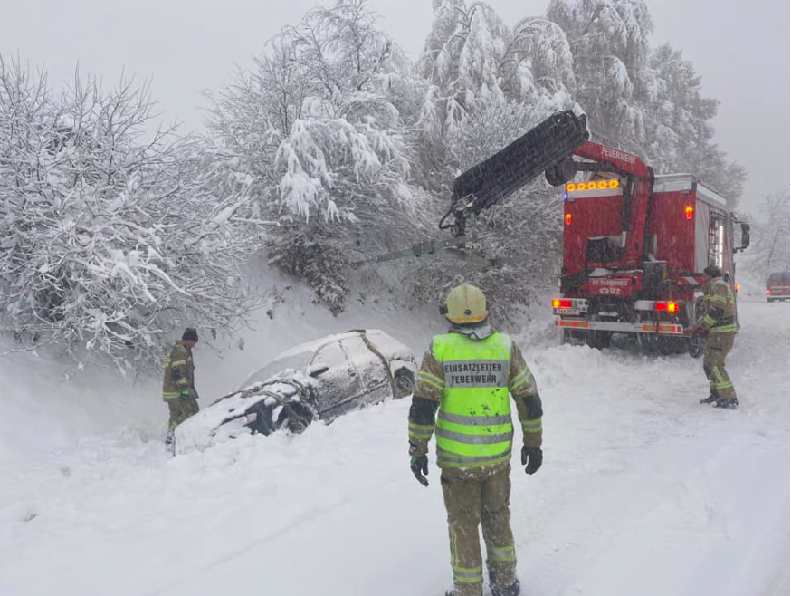 În Austria se circulă în condiții de iarnă. Unele drumuri sunt închise