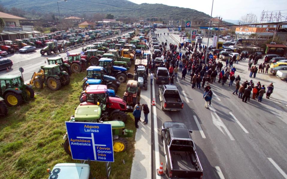 Grevă de amploare a fermierilor în Grecia; drumuri naționale blocate de utilaje agricole