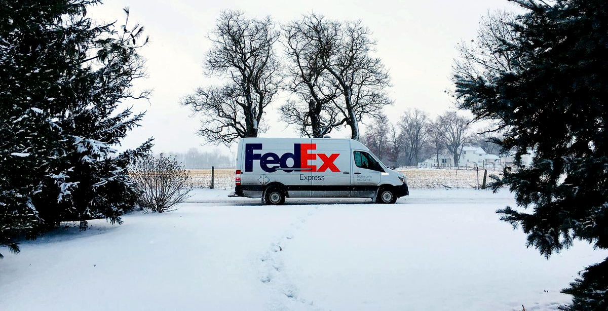 A FedEx visszaférkőzött az Amazon kegyeibe. Újból kézbesíti a Prime küldeményeket.
