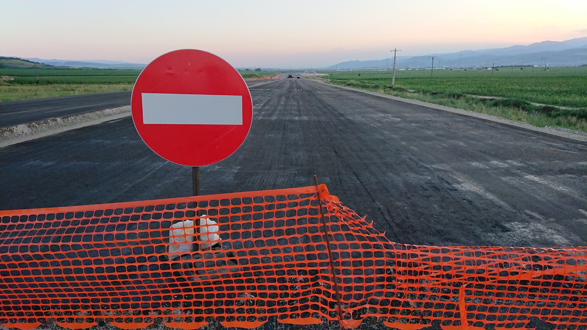 Care este motivul pentru care construcția de drumuri înaintează greu?