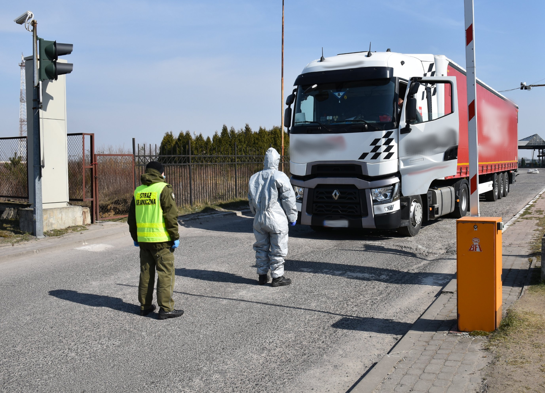 Kierowca zawodowy i kwarantanna – zaświadczenia, które warto mieć przy sobie przekraczając granice