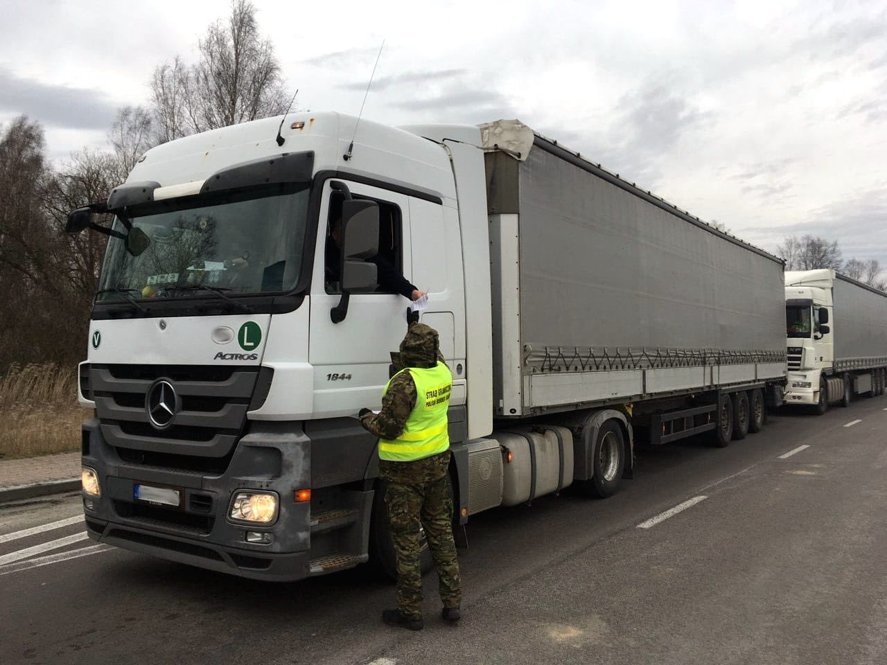 PILNE! Poważna zmiana na granicach Polski. Kierowcy ciężarówek muszą pokazywać negatywny wynik testu na koronawirusa!