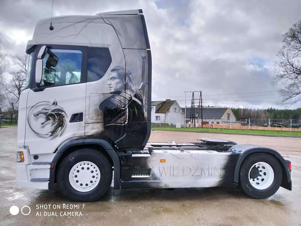 Gratka dla fanów transportu i “Wiedźmina”. Bohaterowie serialu na ciągniku siodłowym polskiej firmy