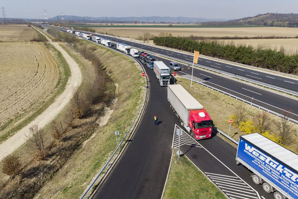 FRISSÍTVE: 2 határátkelőt megnyitottak a teherforgalom számára. Rajkától 93 km hosszú kamionsor araszol Magyarország felé