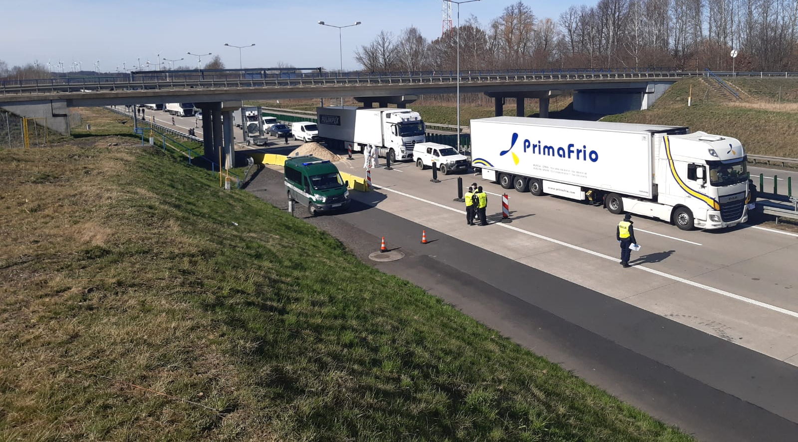 Bruksela chce zamknąć granice UE, ale przewozy towarowe mają dostać priorytet | Francja zamyka we wtorek granice