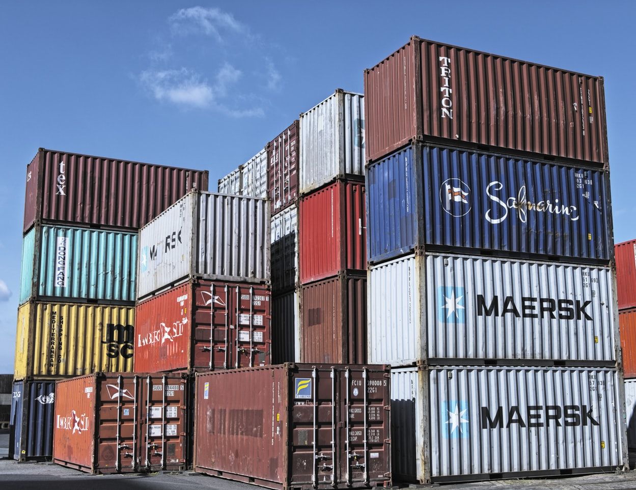 Un număr din ce în ce mai mare de containere blocate în portul din Hamburg
