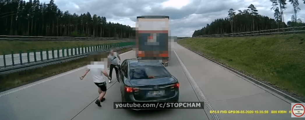 Wyhamowywał tuż przed ciężarówkami, kierowcy się odegrali. Niebezpieczna sytuacja na A4