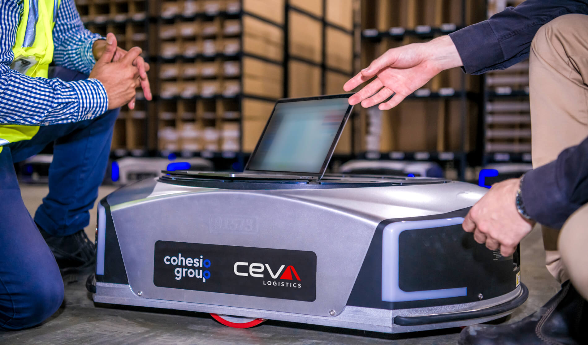 Roboty AMR przyspieszają kompletację i zwiększają przepustowość w e-commerce. Nawet czterokrotnie