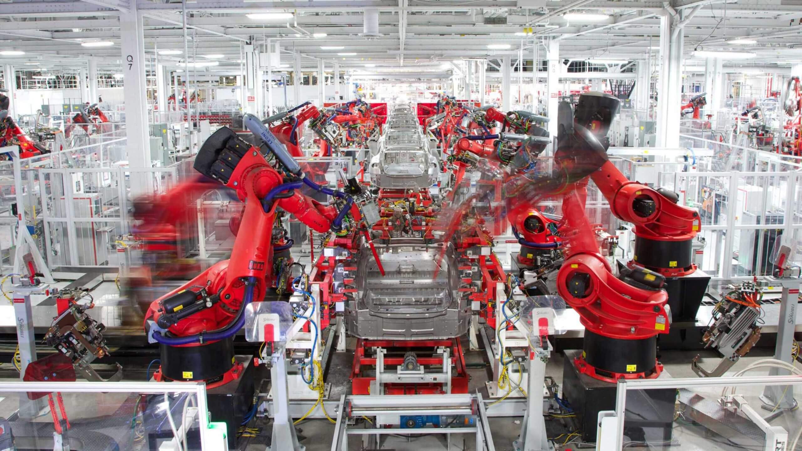 Tesla reia producția în ciuda restricțiilor și a riscului de amendă