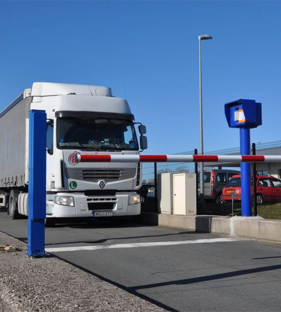Pierwszy taki parking w Calais. Ogrodzony, oświetlony i monitorowany