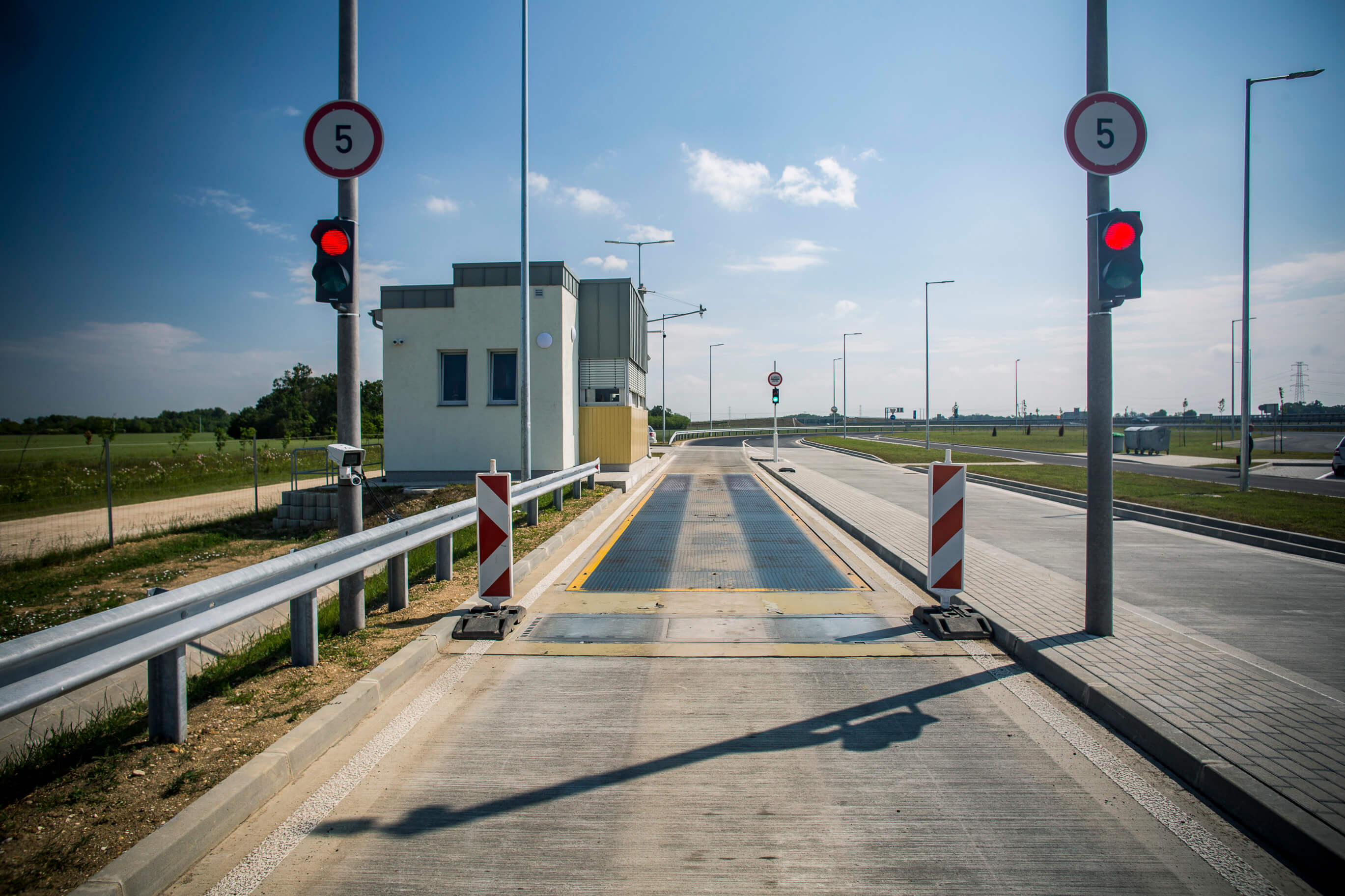 Elkészült a Vámoscsalád és a Rábaköz pihenőhely + tengelysúlymérő állomás