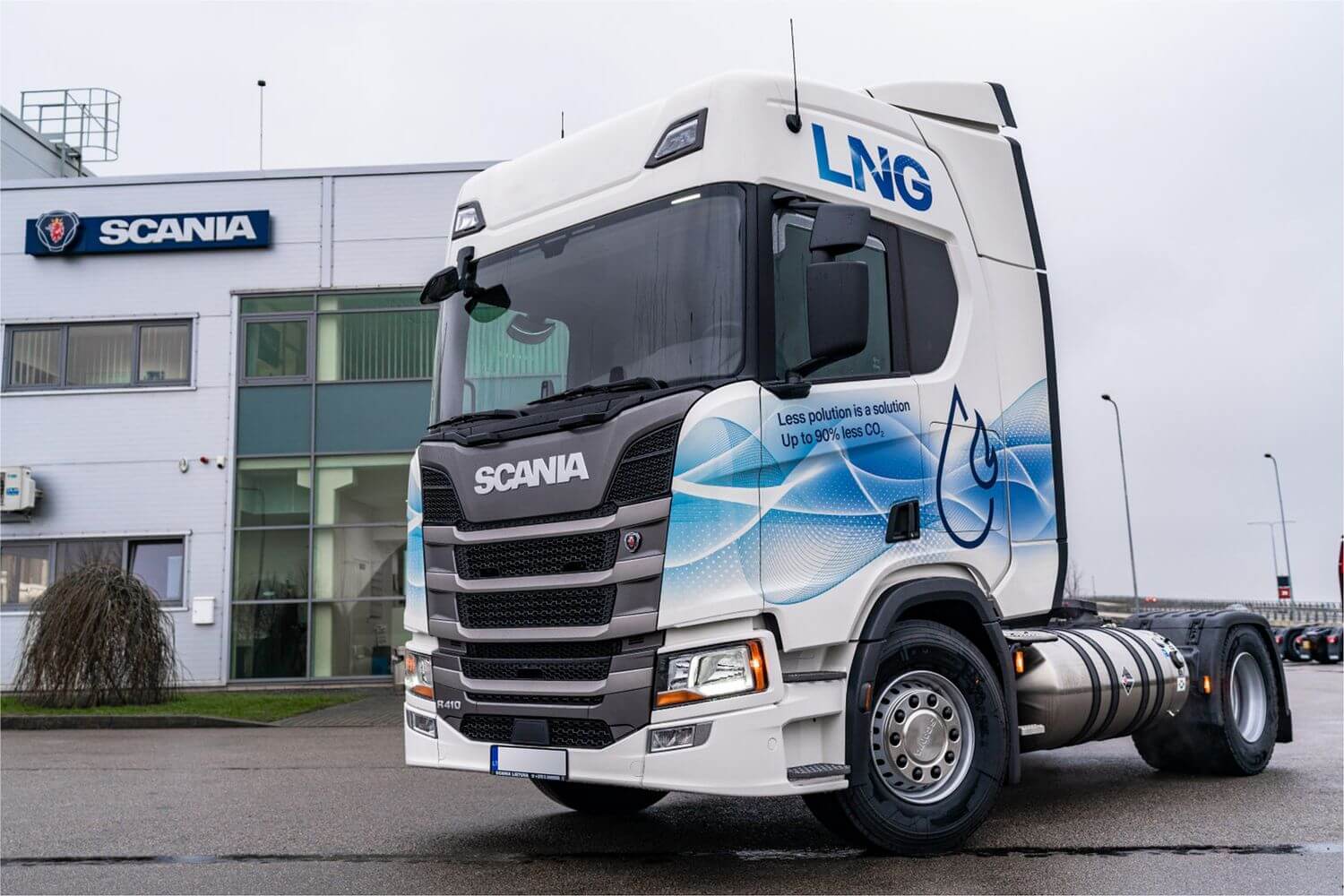 Suskystomis dujomis varomi sunkvežimiai. Scania R410 A4x2 vilkiko testas