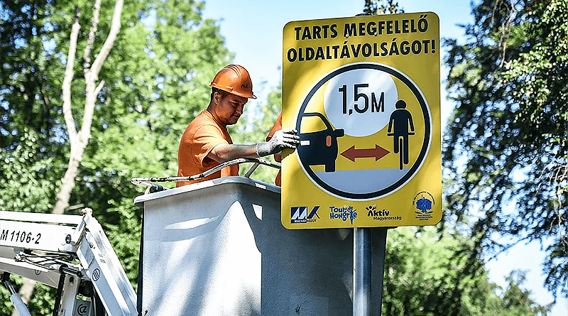 1,5 méter távolság közúton is – új közlekedési táblák kerülnek ki a kerékpárosok védelmében