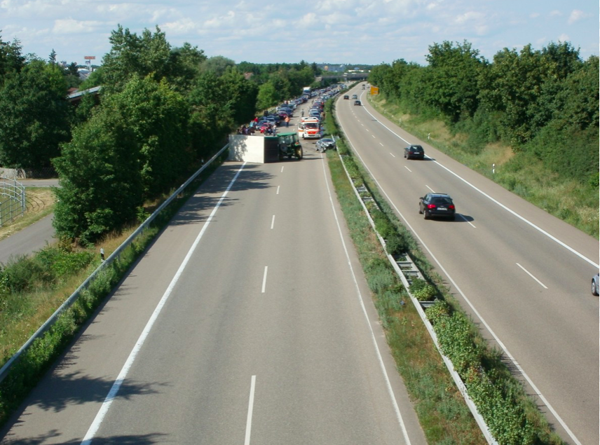 A forgalommal szemben haladó járművezető tragikus balesetet okozott. El lehetett volna kerülni? Olvassa el, mit kell tenni ilyen helyzetben