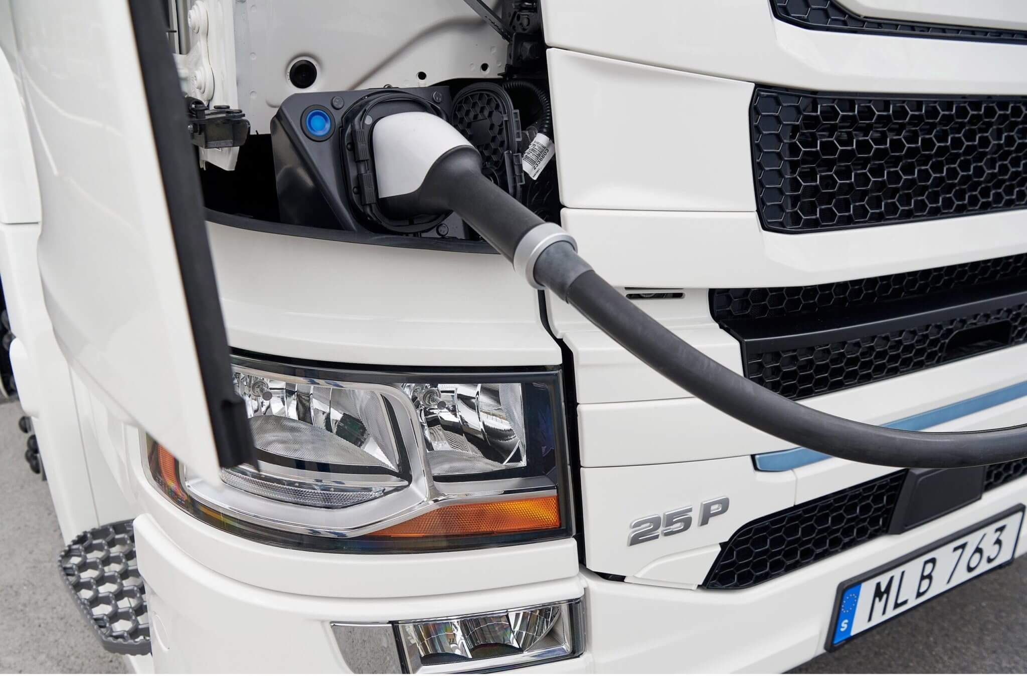 Scania lansează prima gamă electrică și hibrid