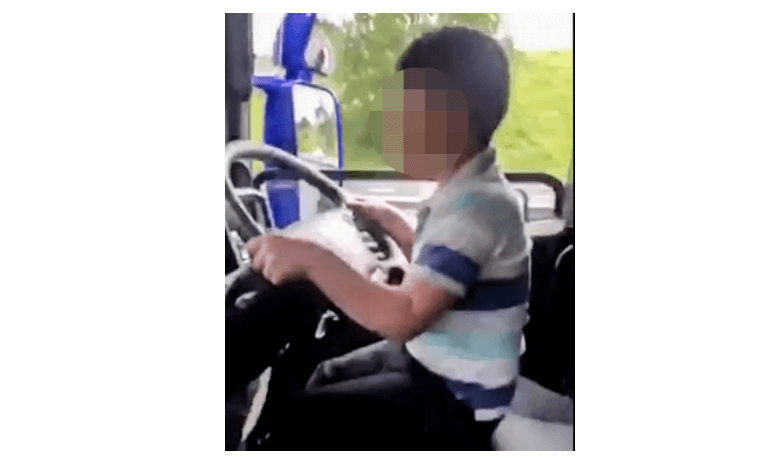 Poliția din Irlanda caută informații despre un minor filmat în timp ce conducea un camion pe un drum public
